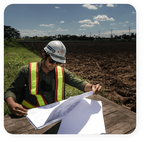 Engenheiro geotécnico analisando dados em campo